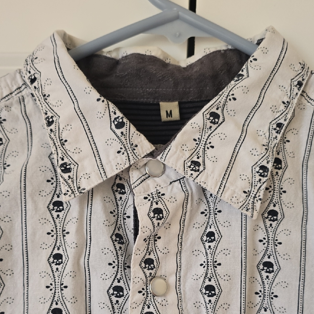 Scully White Casual Button-Down Shirt with Black Skull Stripe Print